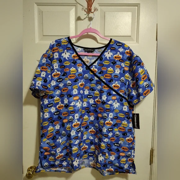 Cassandra O Halloween ๐ ๐ป Double front pocket scrub top Women's Size 2X NWT - Picture 1 of 5